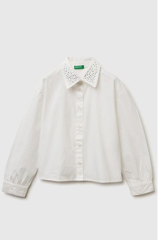 Košulja s ukrasnim aplikacijama na ovratniku