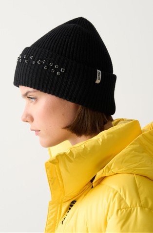 Vunena pletena kapa s ukrasnim kamenčićima