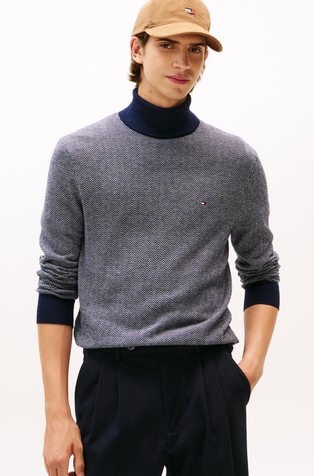 Pleten pulover s visokim ovratnikom i uzorkom riblje kosti