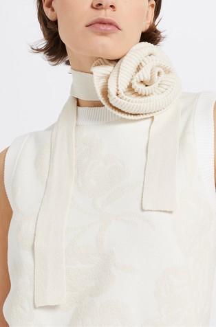 Pleten šal s ukrasnim cvijetom