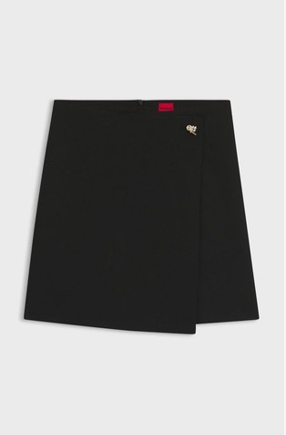 Mini suknja na preklop s ukrasnim gumbom