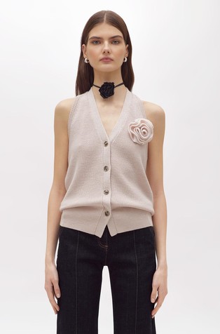 Pleten vuneni prsluk s ukrasnim cvijetom