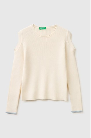 Sweater with cut-out