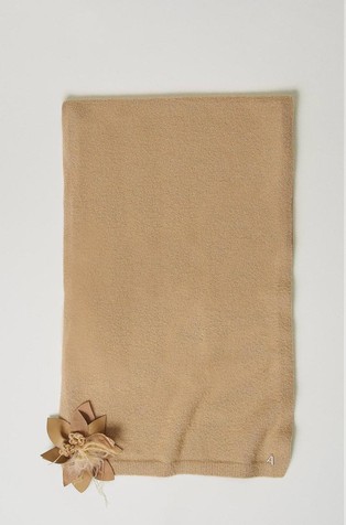 Pleten šal s brošem u obliku cvijeta