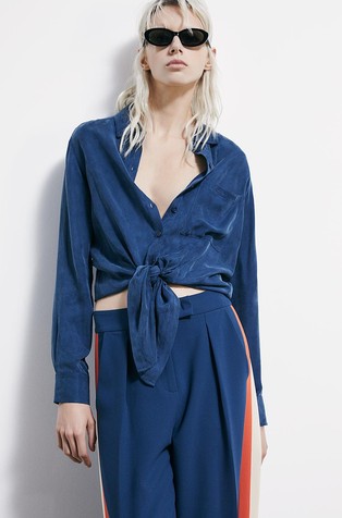 Fluid shirt with bow