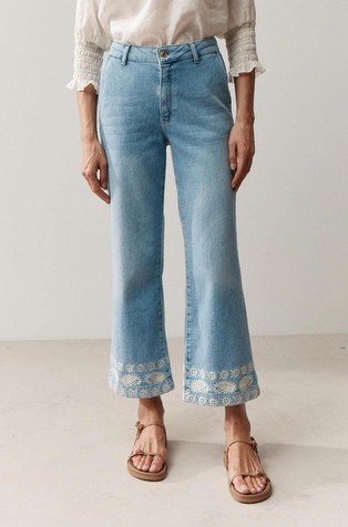 Cropped jeans with embroidery at the hem