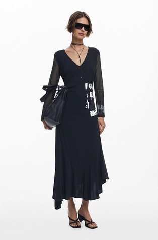 Asimetrična haljina s otisnutim motivima iz novina