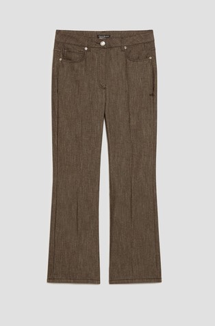 Hlače sa zvonastim nogavicama i izgledom denima