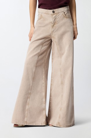 Flared jeans with lace at the inner waist