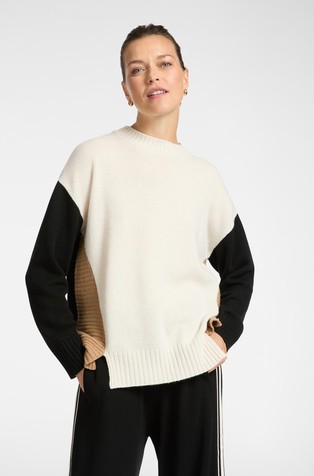 Pleten vuneni pulover s raznobojnim blokovima