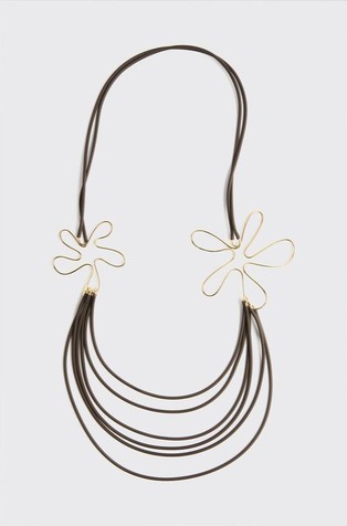 Ogrlica s cvjetnim detaljima