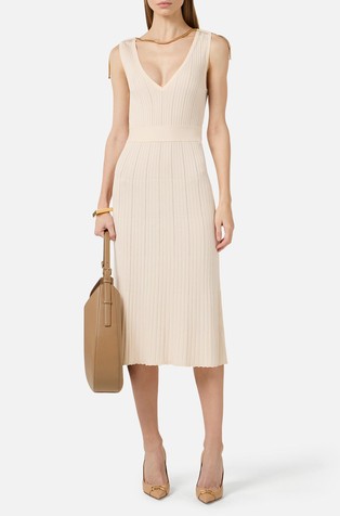 Pletena haljina s rupičastim detaljima i ukrasnim lančićem