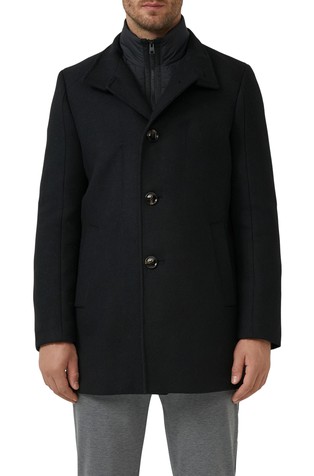 Kratak kaput s prošivenim unutarnjim ovratnikom