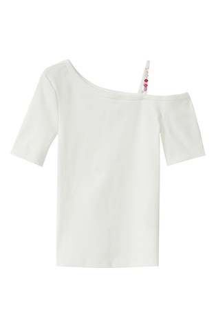 Majica s asimetričnim izrezom i ukrasnim perlicama