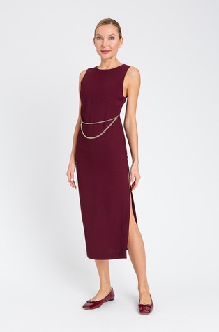 Duga haljina s visokim prorezom i lančićem u struku