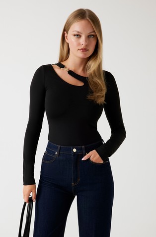 Majica s izrezanim detaljem i metalnim elementom