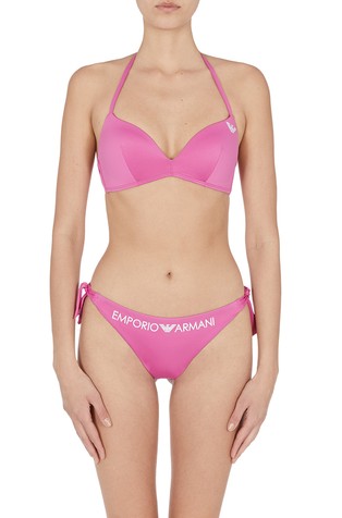 Logo podstavljen gornji dio kupaćeg kostima