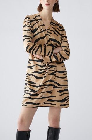 Satenska haljina s uzorkom i prividnim preklopom