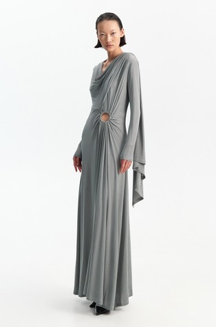 Duga haljina s dubokim izrezom i draperijom