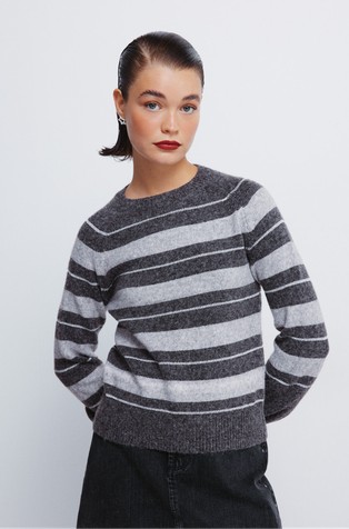 Pleten pulover sa svjetlucavim prugastim uzorkom