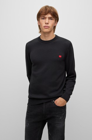 Pamučni pleten pulover s crvenim logo našivkom