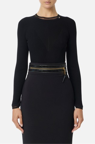 Rebrasto pletena majica s logo elementom