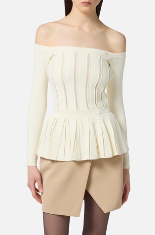 Pletena majica s otkrivenim ramenima i volanom