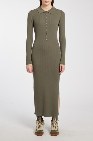 Monochrome pletena vunena haljina s polo ovratnikom