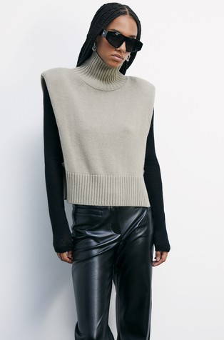 Pleten prsluk s visokim ovratnikom